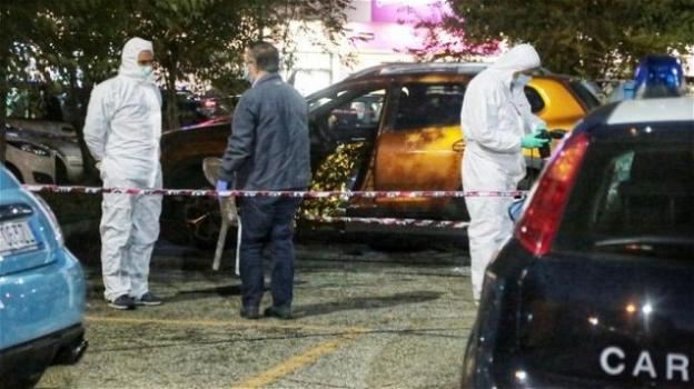 Torino, un uomo a Venaria uccide la moglie sparandole in strada e poi si suicida