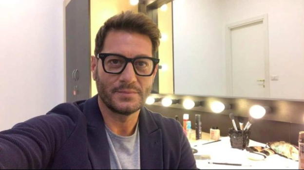 Enrico Papi contro il coming out di Gabriel Garko: "Non è servito a nulla"