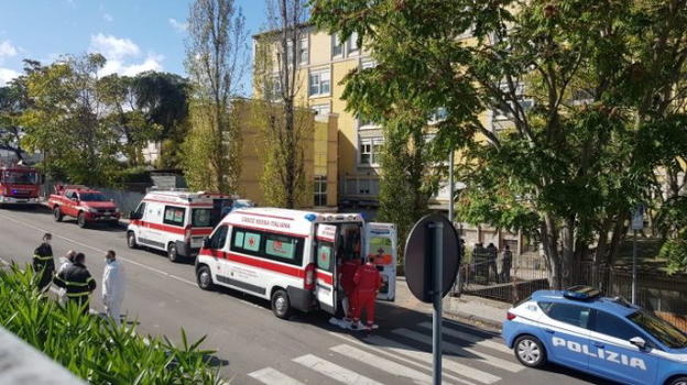 Benevento, contrae il Covid, ma muore in seguito alla caduta dalla finestra dell’ospedale