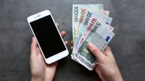 Lo studio australiano, il Covid resiste 28 giorni su banconote e cellulari