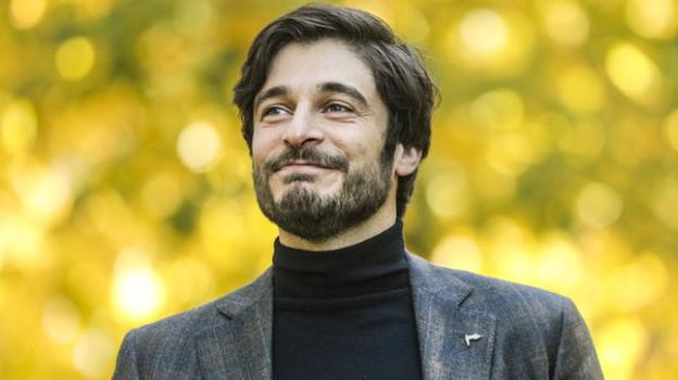 Lino Guanciale è uno dei protagonisti di "Noi", il remake italiano di "This is us"