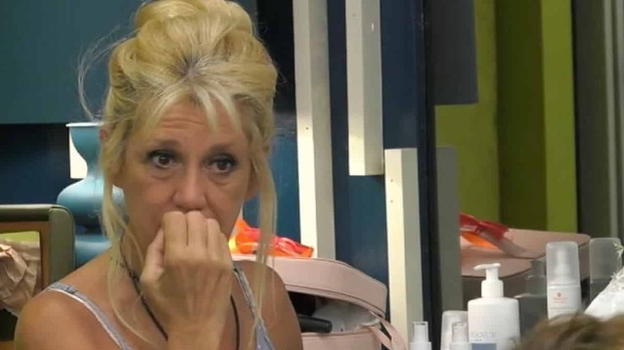 GF Vip, Maria Teresa Ruta non la trattiene e fa pipì sul letto