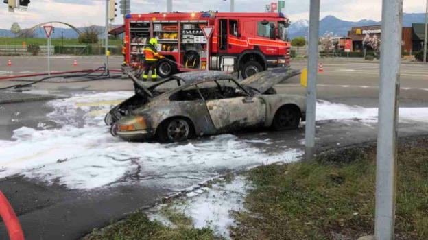Brescia: il marito la lascia, lei gli brucia la Porsche