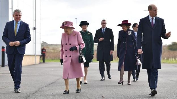 UK, prima apparizione della regina Elisabetta dal lockdown senza mascherina: è polemica