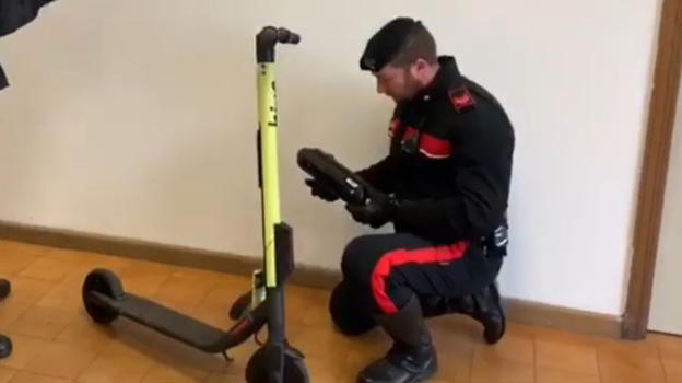Ruba un monopattino elettrico e si giustifica: “L’ho comprato ma ho perso lo scontrino