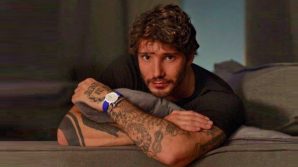 Nuovo look per Stefano De Martino: baffi e capelli corti