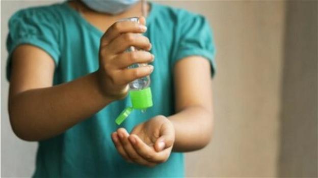 Bambina porta a scuola il gel lubrificante della madre: lo aveva scambiato per quello igienizzante