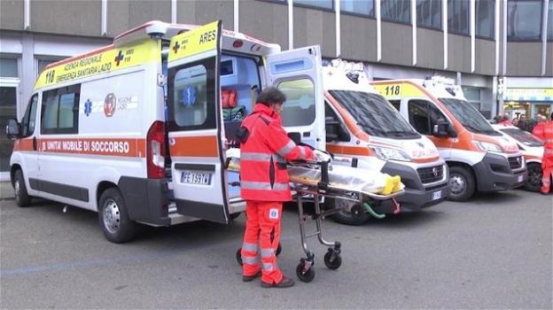 Roma, ambulanze ferme in attesa dei ricoveri per Coronavirus