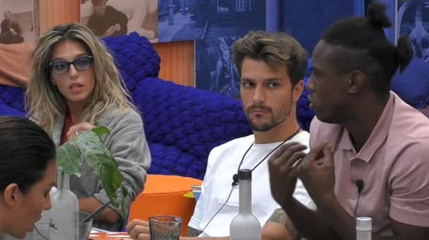Grande Fratello Vip, Enock Barwuah si scaglia contro Guenda Goria e lancia il microfono in aria