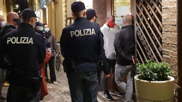 Pesaro: irruzione della polizia in un ristorante, erano in 90 a tavola