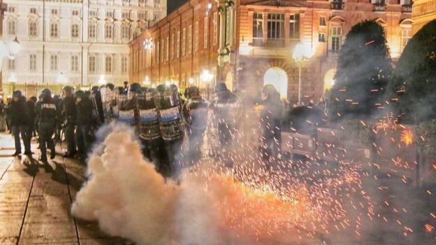 Dpcm, nuovi scontri a Torino, Milano e Napoli: si registrano una decina di feriti