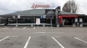Festa in famiglia all’autogrill: in 15 in A14 per festeggiare