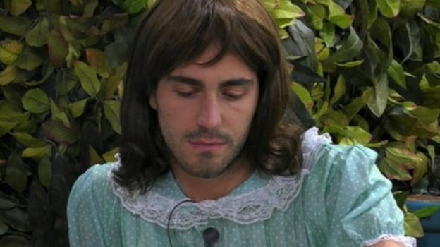 Tommaso Zorzi scoppia in lacrime per il suo costume di Halloween