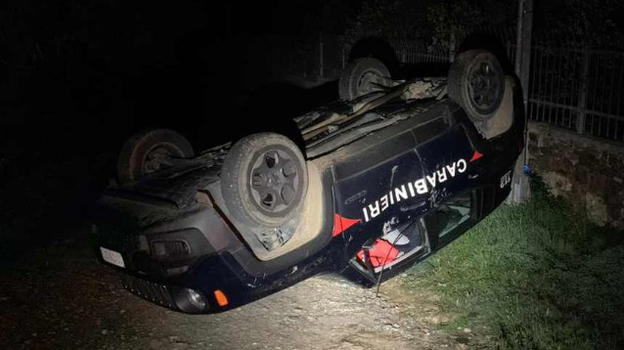 Gli sequestrano la patente, chef torna indietro con la ruspa e ribalta la macchina dei carabinieri