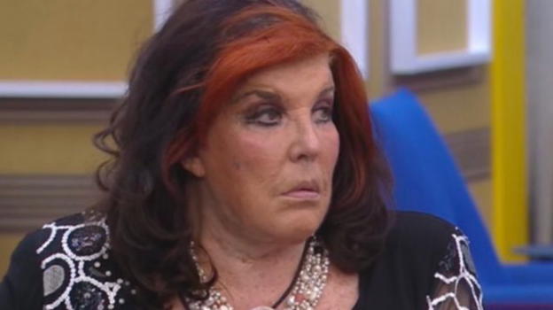La Contessa De Blanck prende a schiaffi Enock: la rabbia del web