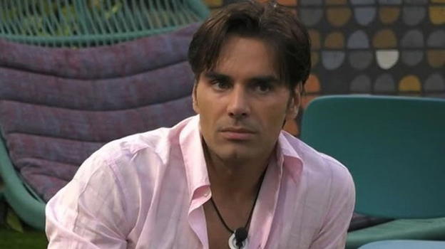 GF Vip, incidente per Massimiliano Morra: ferita da taglio al piede