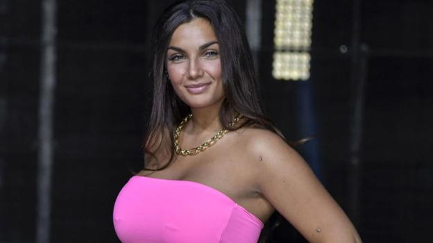 Elettra Lamborghini incinta? Ma lei risponde infastidita