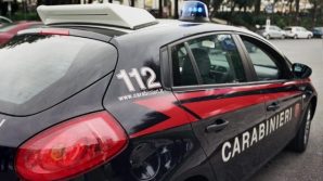 Positivo al Covid, esce per andare dall’amante. Lei non apre e chiama i carabinieri che lo riportano a casa dalla moglie