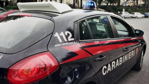 Positivo al Covid, esce per andare dall’amante. Lei non apre e chiama i carabinieri che lo riportano a casa dalla moglie