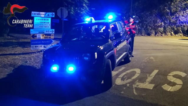 Terni: ubriaco in monopattino gira di notte con coltello, forbice, cacciavite e cocaina