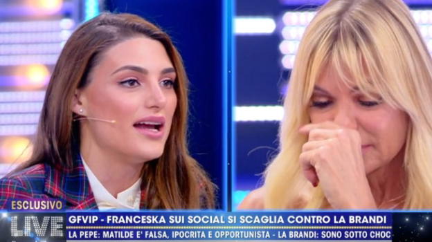 "Live – Non è la D’Urso", Matilde Brandi scoppia a piangere: le minacce di morte e di stupro alle sue figlie