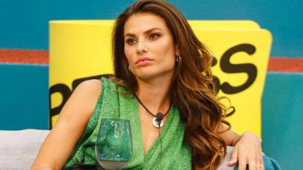 Grande Fratello Vip, fuori dalla Casa insulti a Dayane Mello: la sicurezza interviene