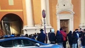 Carpi: entra con la bici in chiesa durante la messa e la attraversa