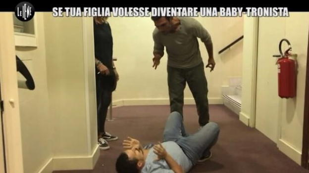 Le Iene, finisce malissimo lo scherzo a Francesco Arca