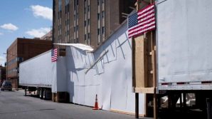 New York, è emergenza Covid: 650 cadaveri nei camion frigo da aprile sul lungomare di Brooklyn