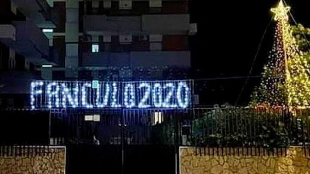 In Puglia un ragazzo installa luminarie contro l’anno nefasto del Covid: "F***lo 2020", l’iniziativa diventa virale