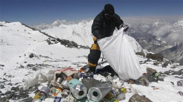 Inquinamento, trovate microplastiche anche sulla cima dell’Everest