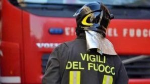 Moto si incendia durante il rifornimento di carburante: danni ingenti al distributore