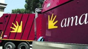 Caposquadra Ama licenziato: rubava carburante, pagando con le tessere aziendali