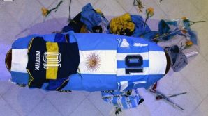 Morte Maradona, dipendente delle pompe funebri si scatta un selfie con la bara aperta: licenziato