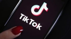 Madre posta video con in braccio il figlio morto su Tik Tok: 10 milioni di visualizzazioni prima della rimozione