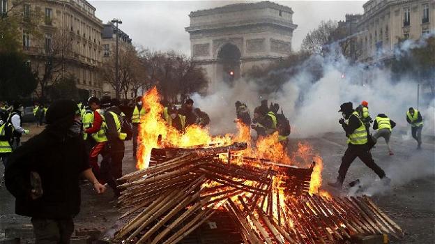 Parigi, scontri alla manifestazione di protesta contro la legge sulla sicurezza: 37 agenti rimasti feriti