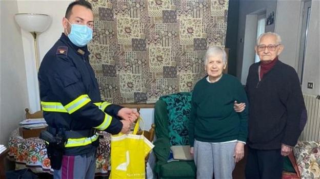 Poliziotto adotta coppia di anziani: erano soli e in difficoltà per l’emergenza Covid