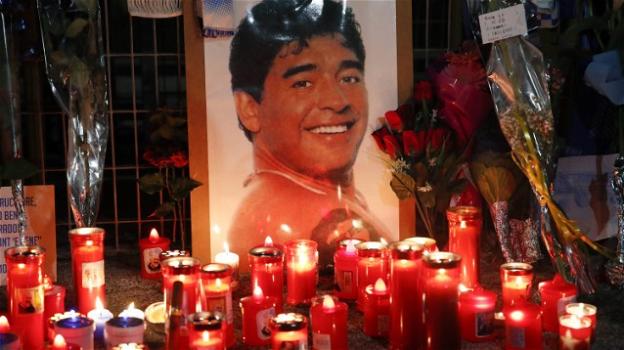 Nuove ombre sulla morte di Maradona: "Era caduto battendo la testa, non lo hanno soccorso"
