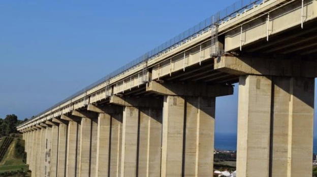 Dramma in Abruzzo, 56enne si lancia nel vuoto dal ponte Salinello sulla A14: deceduto