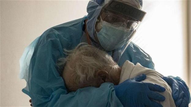 Texas: l’abbraccio del medico all’anziano paziente in lacrime diventa virale