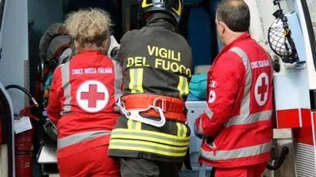Pensionato 71enne si toglie la vita in strada dandosi fuoco a Gravina di Catania