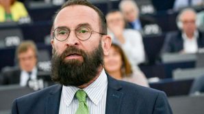 Bruxelles: eurodeputato ungherese, braccio destro di Orbán, sorpreso in un’orgia di 25 uomini in pieno lockdown