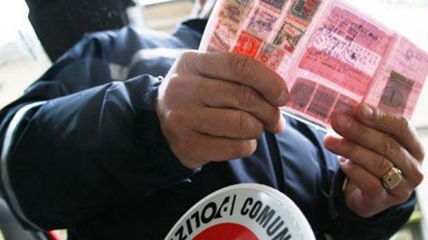 80enne contromano sulla statale con una motoape: la patente gli era stata revocata 20 anni fa