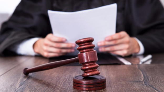 Como, 42enne rinviato a giudizio: avrebbe fatto penzolare la figlia neonata dal balcone, tenendola solo dal pannolino