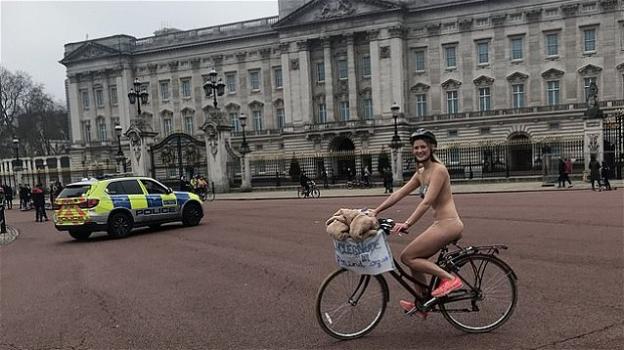 Londra: nuda in bici per la città per beneficenza. Raccolte 8mila sterline