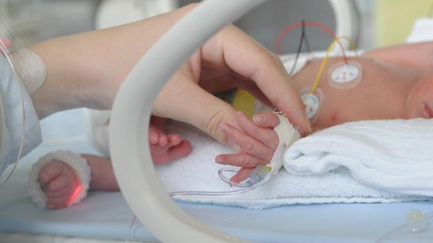 Neonata di 29 giorni muore denutrita: la mamma non avrebbe chiesto aiuto per paura di contrarre il Covid