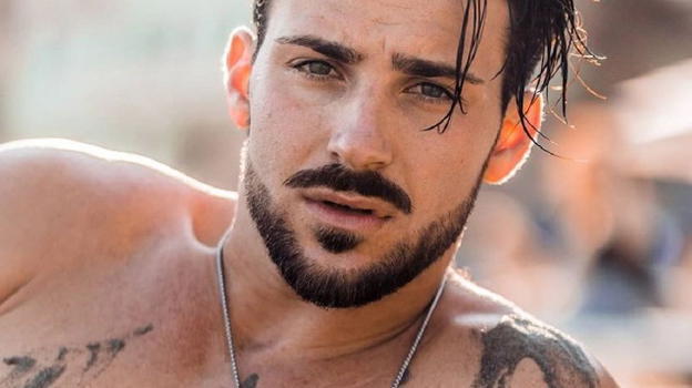 Nicola Vivarelli appare semi nudo sui social: balletto sexy per l’ex corteggiatore di Gemma Galgani