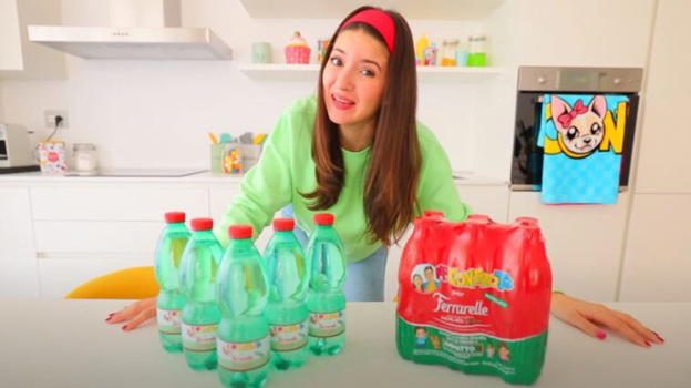 Luì e Sofì, debuttano sul mercato le bottiglie d’acqua "Me contro te"