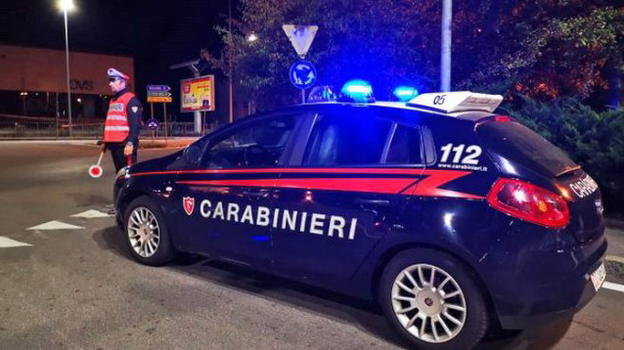 Positivi al Covid escono da casa e aiutano la figlia a traslocare: denunciati per epidemia colposa