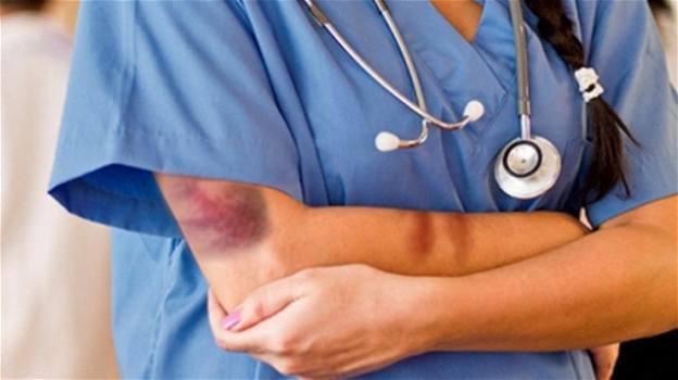 Napoli, infermiera presa a calci e pugni all’ospedale Cardarelli: violenza durata 15 minuti